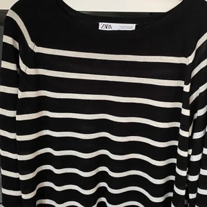 Randig tröja zara!  - Säljer denna jätte fina svart, vit randiga tunna stickade tröjan ifrån Zara i storlek S! Säljer då den aldrig kommer till någon användning, Endast använd 1/2 gånger! Så som ny!! 😊👌🏼