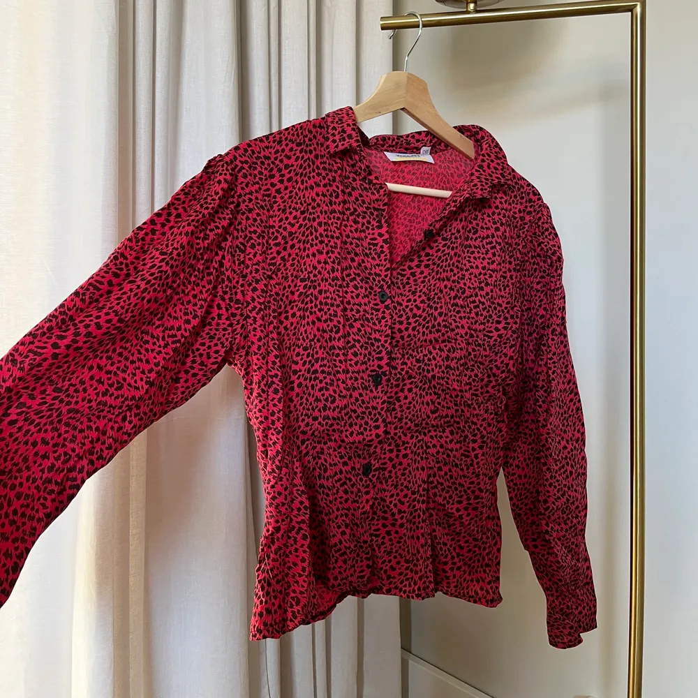 Vintage skjorta med leopardmönster. Lapp för storlek borta, passar xs/s. Puffärm. 90kr +frakt🌸. Skjortor.