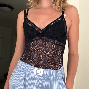 Spetsbody mörkblå - En body från Lindex, helt oanvänd. Köpt för 150kr. 