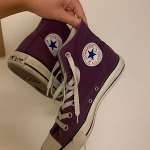 Lila converse - En par super söta vita converse i storlek 39. De är i super bra skick men säljer de för de inte kommer till användning längre. Hör av er vi fler frågor ❤️