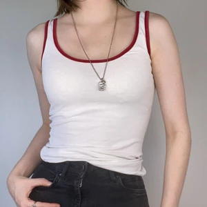 Linne - Helt vanligt linne med röd kant. Jätteskönt men använder inte så ofta så det får bli ett nytt hem för den.  Köpte står för frakt. Kan mötas men tar också emot Swish.