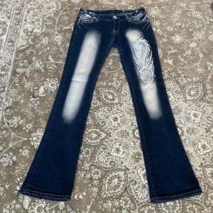 Crazy Age jeans - Crazy age jeans i fint skick, stretschiga och sköna! Lowrise och lätt Bootcut. Innerbenslängd: 83 midjemått:87 OBS: Köparen står för fraktkostnaden. 