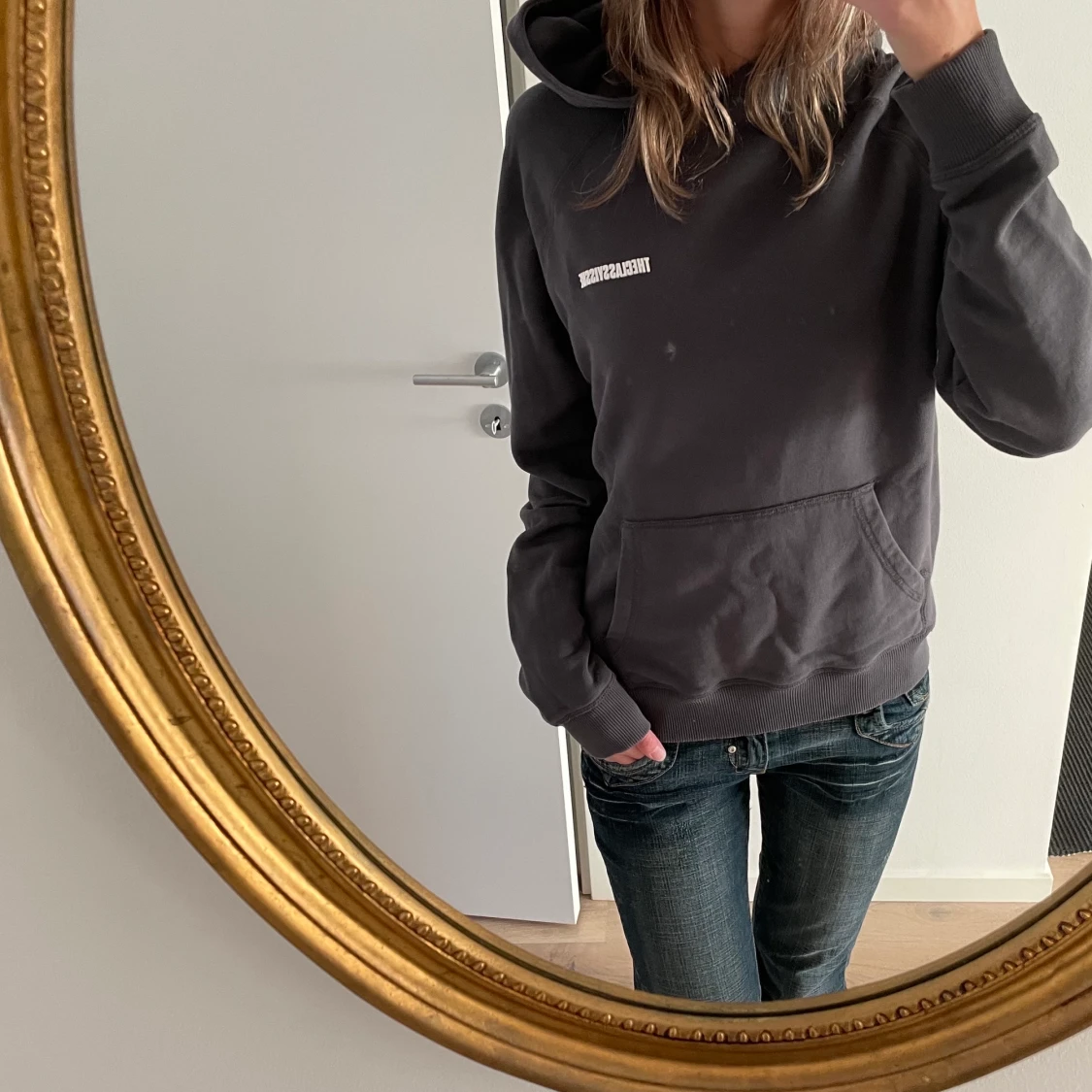 Grå hoodie