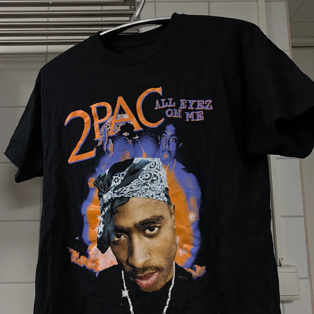 Tupac tshirt köpt från usa. Storlek M passar S. T-shirts.