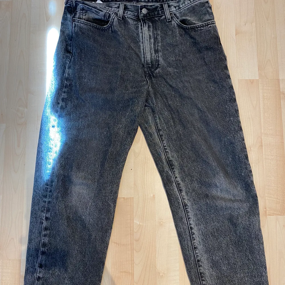 8/10 skick säljer, den är för att de har blivit för små.. Jeans & Byxor.