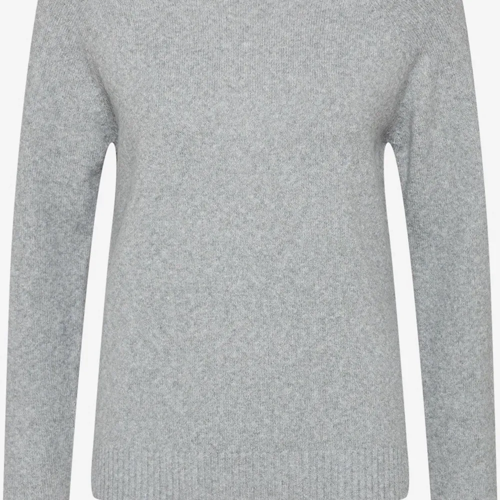 Fin grå stickad tröja från Vero moda, supermysig och perfekt nu till hösten!💖. Stickat.