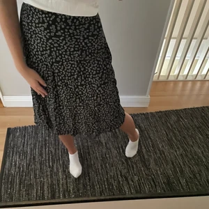 Blommig kjol - En blommig kjol. Helt oanvänd. Köparen står för frakten. Hör gärna av dig för mer information!🤍