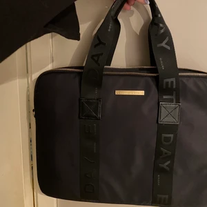 Fint datorfodral! - Säljer mitt fina datorfodral/väska ifrån Day Et Birger Mikkelsen! Använd ett fåtal gånger och passar en dator upp till 15 tum. Fodralet är väldigt rymligt (dator, block, pennor får enkelt plats samtidigt). Fina guldfärgade detaljer. Ord.pris ca 800-900kr.