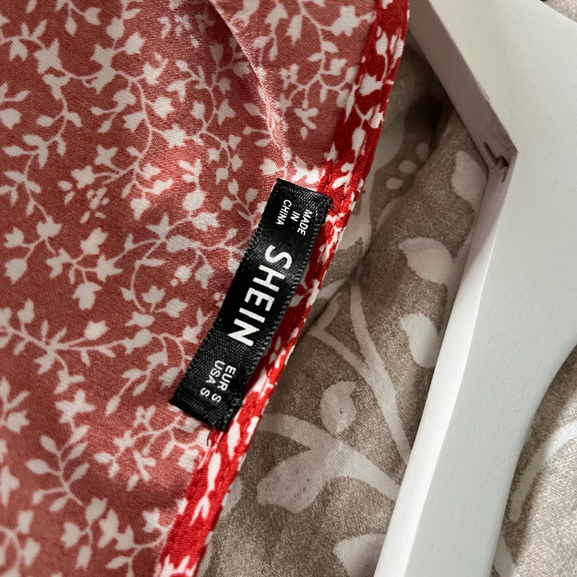 Röd blommig klänning storlek S - 91