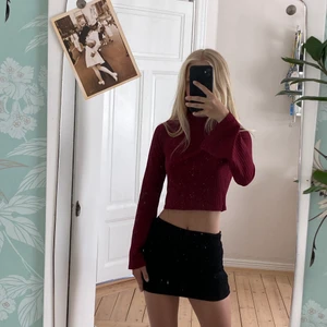 Röd topp - Sjukt snygg vinröd topp i stl 32. Har knappast använt den då den bara hängt i garderoben. Frakt tillkommer 