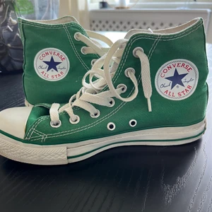 Gröna Converse  - Ett par jättefina converse i färgen grön! Lite åt mossgrön. Storl 37. Använda sparsamt