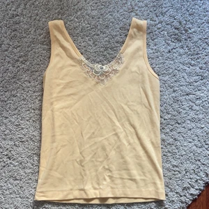 Gul topp - Fin gul topp med fin detalj!