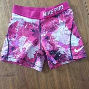 Nike Pro shorts - Tighta tränings-shorts, använda men hela (lappen avklippt). Barnstorlek 137-146 (10-12).