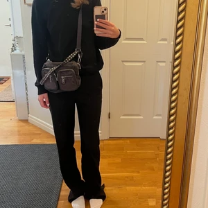 Noella väska - Säljer min super fina Noella väska i färgen mörk blå. Den har små defekter (kom privat så beskriver jag mer i detalj).  Väldigt rimlig trots att den är liten. Ny pris cirka 800kr.  (Endast seriösa bud, vinner du budgivningen köper du väskan.) 