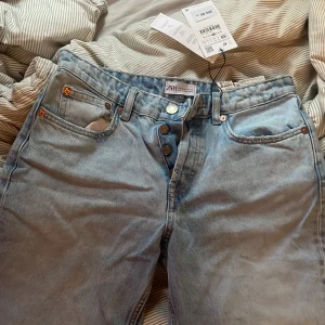Zara jeans - De populära mig-rise full lenght i storlek 38 som inte längre säljs på Zarah hemsida. De är helt oanvända samt lapparna kvar. De är mindre i storleken så skulle säga att de sitter som en 36!
