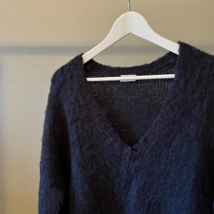 Stickad klänning - Mörkblå stickad klänning från Weekday. Använd fåtal gånger. Bilderna gör inte rättvisa!😅