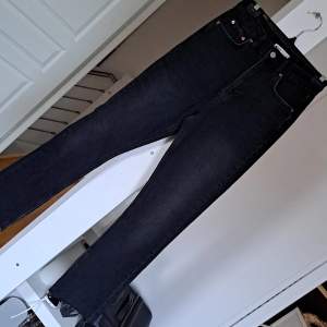 Svarta jeans Midwaste Lite mer åt bootcut hållet  Slits på insidan