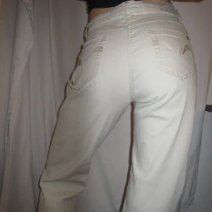 Beiga jeans - Nyskick! Visad på en storlek 36 men passar även 38. Jag är 174 cm lång. Tryck inte på köp nu utan skriv till mig först 💌