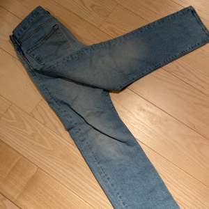 Ett par ljus blå jeans från Levis Model 501. Riktigt snygga och stilrena passar till allt. Är raka jeans så passar bra in i modet just nu. Storlek W31, L30. Toppen skick nästan som nya.
