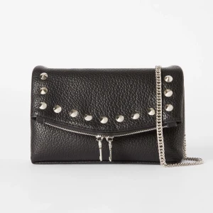 Svart axelremsväska  - Säljer denna supersnygga trendiga väskan 🤩 den är rätt rymlig, så man kan få plats med mobil, plånbok och mer. Sällan använd och i bra skick 💞