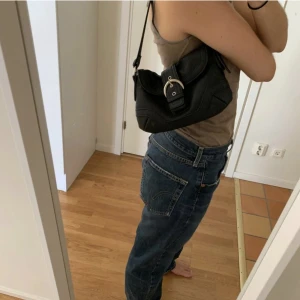 Svart väska - Svart bucklebag från Lolita jade! Så fin men kommer tyvärr inte till användning så väljer därför att sälja den vidare💓💓