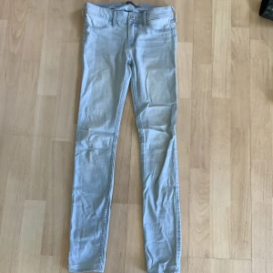 Hollister jeans  - Jeansen är mittemellan low waist och high waist jeans. De är super fina och är från hollister.