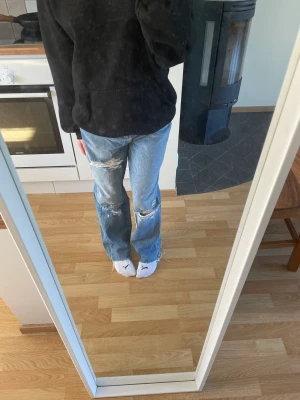 Snygga NA-KD jeans -  Säljer mina snygga NA-KD jeans för att dom var lite för stora💕 andvända 1-2 gånger så dom är i nyskick. Köpa för 499kr!