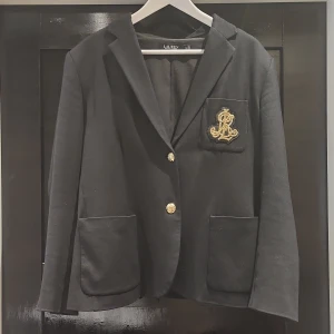 Ralph lauren kavaj  - Så fin kavaj från RL. Stl XL. Köptes på tradera men visade sig inte passa mig storleksmässigt. Den är normal i stl, däremot trodde jag den var i stl L. Kavajen har en svag parfymdoft från tidigare ägare. Köpare står för frakten  