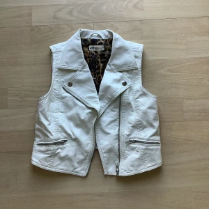 Skinnjacka  - Superfin vit skinnjacka i storleken 146 från H&M.