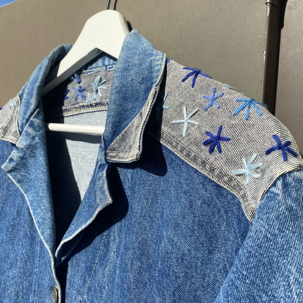 ☀️ Vintage jeansjacka från Sunset Blues med broderade blommor och härliga 80-tals fickor. Lapp för storlek saknas men skulle uppskatta storlek M ☀️. Jackor.