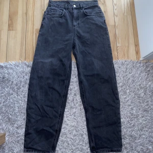ASOS baggy Jeans  - Mörkgråa baggy jeans från asos. Fint skick, loose fit. Endast använd fåtal gånger. Knappt använda. Storlek 29x31. Säljes då de inte passar 