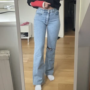 Jeans  - Jeans från chiquelle💕 Knappt använda så i väldigt bra skick ☺️  Storlek: 36 (normal i storleken)  Nypris:500kr