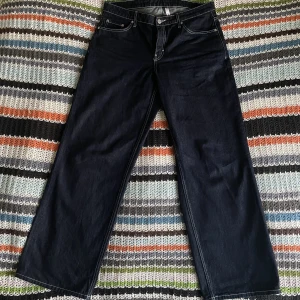 Weekday ample low loose jeans - As nice baggy jeans i mörkblå tvätt från weekday :) använda typ 3 gånger så i perfekt skick!! <3