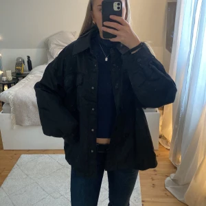 Vårjacka - Säljer min supersnygga oversize vårjacka från Gina med krage och knappar. 