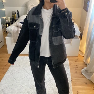 Pull&bear - Säljer min jättesnygga pull&bear jeans jacka med dragkedja! Säljer pga att den inte kommer till användning längre!
