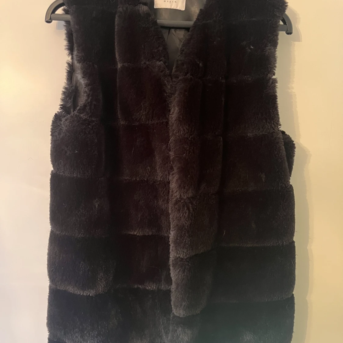 Svart pälsväst