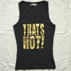 Linne - Cool brun linne med Paris Hiltons kända uttryck ”that’s hot!“, Passar till xs-s