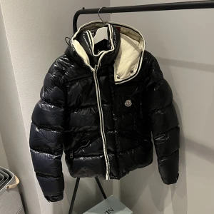 Moncler jacka  - Jackan är i bra beg skick inga större skador, storlek:M, pris:3500kr Modellen heter branson😊🤝🏻