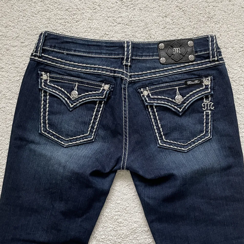 ett par miss me jeans som är lågmidjade och bootcut! 💗 de är i nyskick och har vart använd en gång!!. Jeans & Byxor.