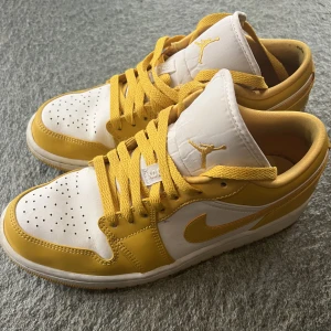 Air Jordan Low - Air Jordan low i nyskick. Svåra att få tag på. Använd fåtal gånger.  Storlek 41. Budgivning vid stort intresse. 