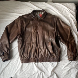 80-tals skinnjacka strlk XXL - Skitsnygg vintage läderjacka i storlek XXL men det innebär mest att den har snygg stor passform på alla 🥰 för alla indierockare eller läderavnjutare