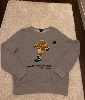 Polo bear by Ralph Lauren tröja! - Polo bear by Ralph lauren sweatshirt i toppenskick, enda anmärkningen är en liten bokstavssöm som har släppt, (inget som syns om man inte tittar noga, se bild 3) i övrigt är den i jättebra kvalitet  Storlek L barn (14-16 år)   Nypris 1895kr