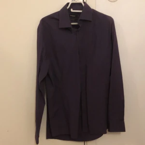 Skjorta L - Väldigt mörk lila skjorta