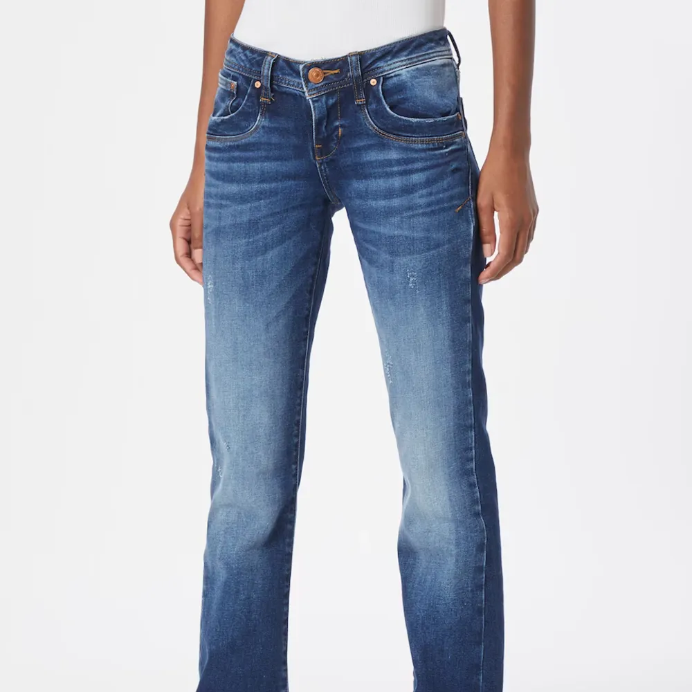 Säljer mina ltb jeans i modellen valerie, storleken är 28/32, säljer dom då dom är lite för stora för mig i midjan, kom privat för fler bilder 💕. Jeans & Byxor.