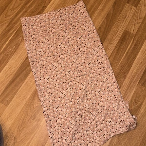Kjol - Blommig sommar kjol men en slit bak, aldrig använd, prislapp kvar 