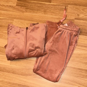 Mjukissett  - Dammrosa mjukisset från Gina, i storlek xxs, använda ett par gånger 