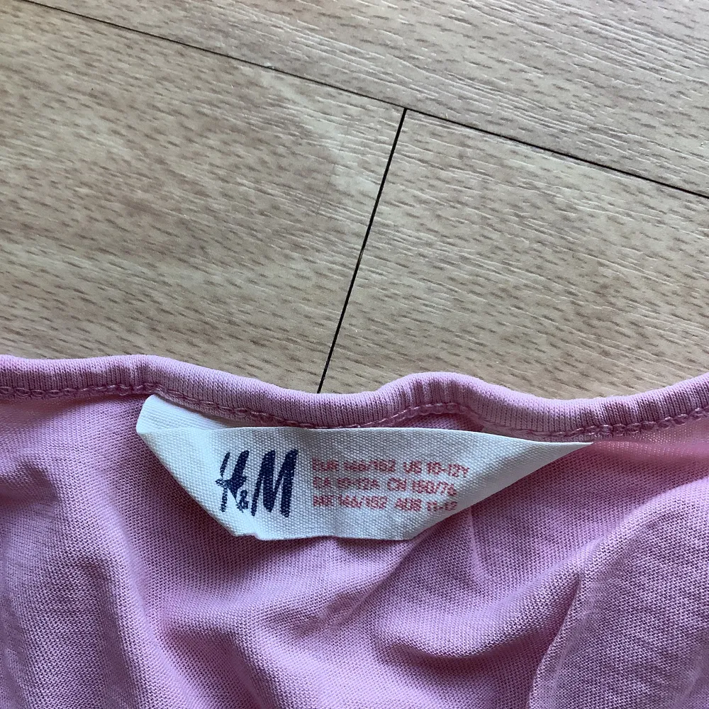 Det är ett fint linne från H&M i storlekarna 146-152/10-12år. . T-shirts.