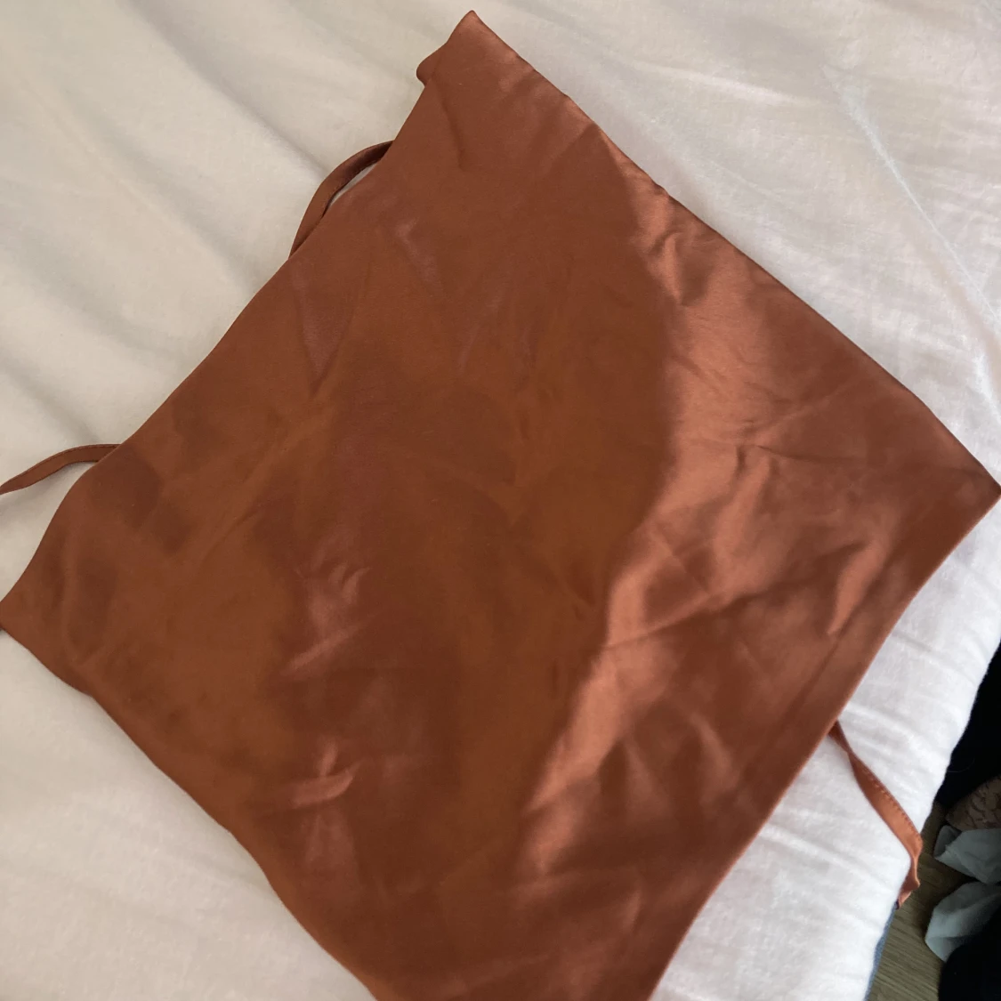 Draperad crop top med korsade band på ryggen - 91