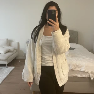 Kofta  - Vit kofta i storlek XS/S. Bra skick. Mysig och skön. 