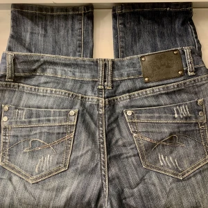Lågmidjade jeans, sömm på fickorna - Jätte snygga lågmidjade jeans som passar med allt! Fina sömmar på bakfickorna som lägger till detalj 😇 märket är relood, i storlek S. Passar även bra i längden på mig som är 175! 